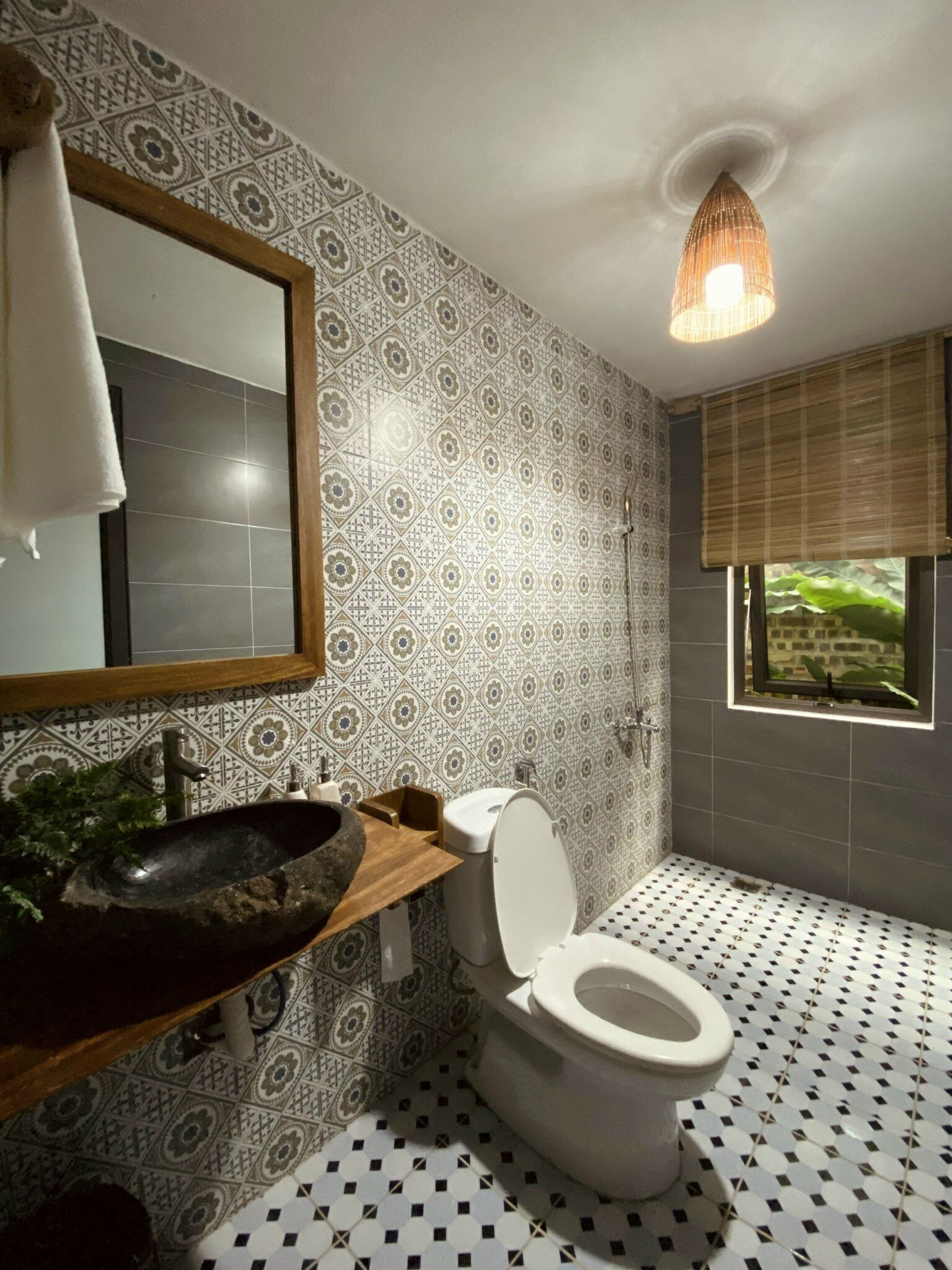 Shower, rainfall showerhead, free toiletries, hair dryer