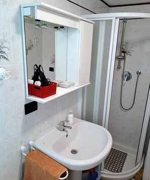 Dusche, Haartrockner, Bidet, Handtücher