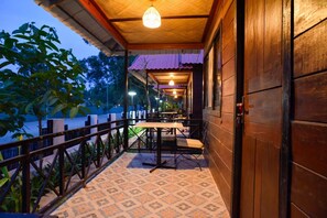 Outdoor dining - Authentic Khmer house with Garden View (Krong Siem Reap)