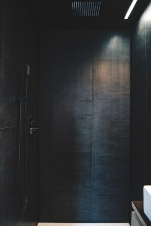 Shower, towels, soap, shampoo - Tiny House Au Coeur de la Campagne Wallonne (Chaumont-Gistoux)