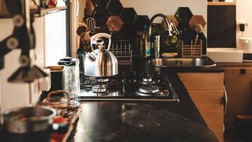 Een koelkast, een kookplaat, een koffiemolen