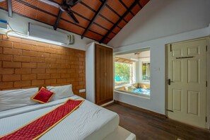 Luxury Villa, 2 Bedrooms, Jetted Tub, Garden View | Iron/ironing board, bed sheets