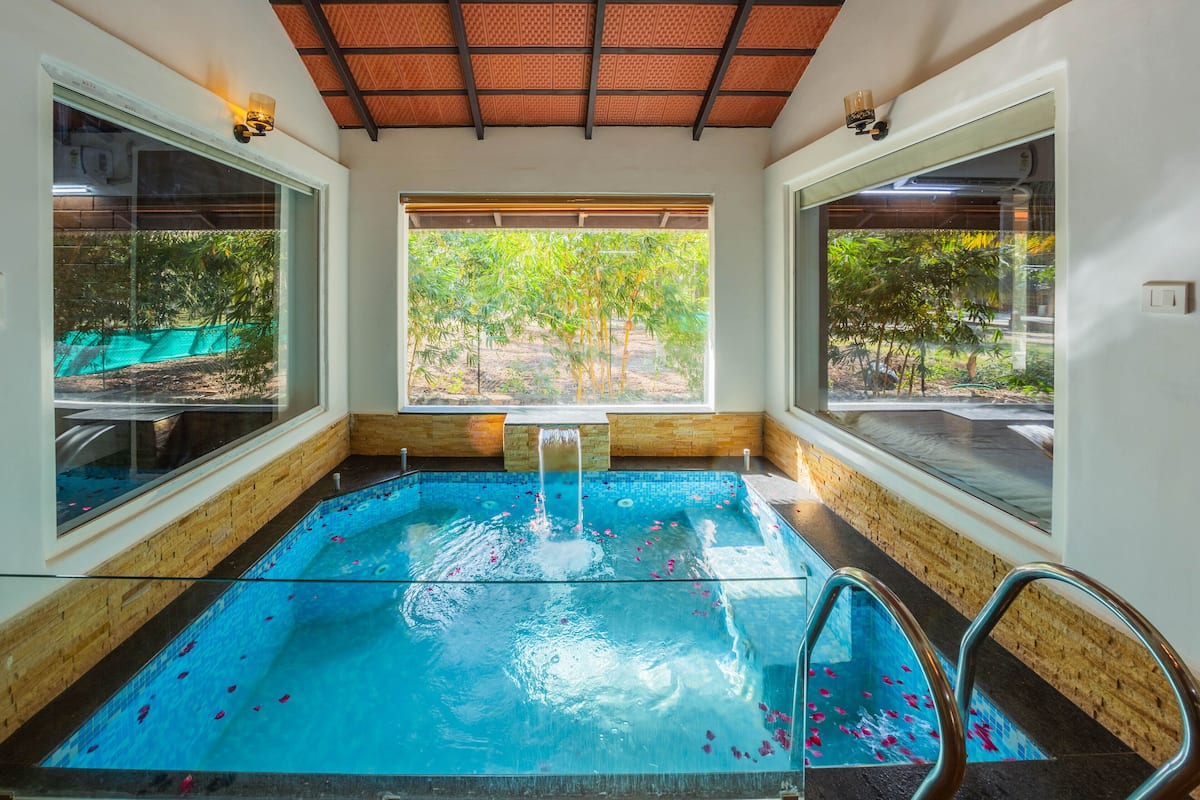 Luxe villa, 2 slaapkamers, bubbelbad, uitzicht op tuin | 2 slaapkamers, een strijkplank/strijkijzer, beddengoed