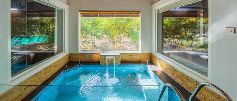 Luxury Villa, 2 Bedrooms, Jetted Tub, Garden View | Iron/ironing board, bed sheets