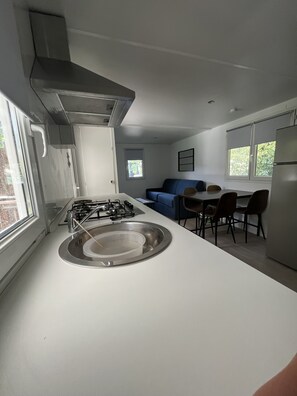 Réfrigérateur, micro-ondes, four, plaque de cuisson