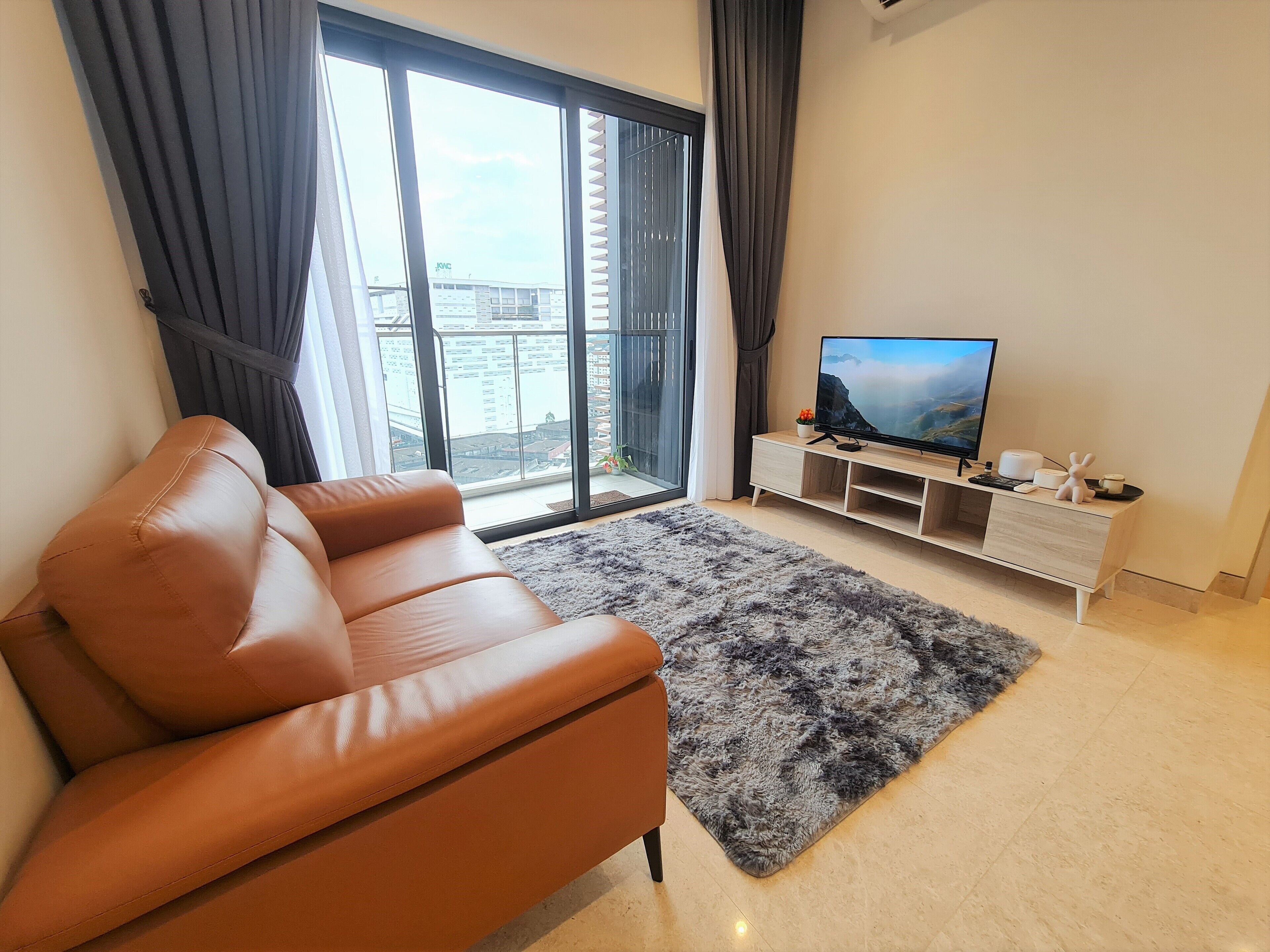 Leilighet – deluxe | Oppholdsområde | En 42-tommers LED-TV med digitale kanaler samt TV og Netflix