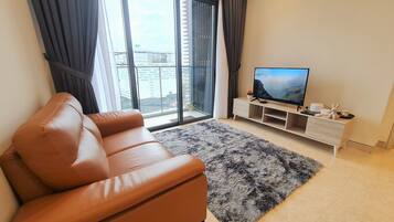 Deluxe Apartment | Ruang tamu | 42 inci televisyen LED dengan digital, TV, Netflix