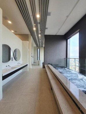 Bañera de hidromasaje interior