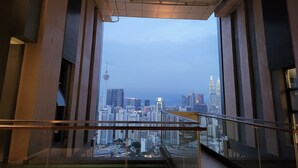 Un edificio de gran altura con vistas a un paisaje urbano, incluyendo una torre destacada.