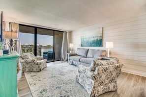 Smart TV - Orange Beach 2BR • Sleeps 8 • Pool • Boat Access (Orange Beach)