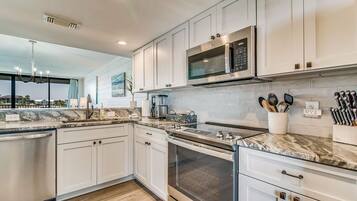 Frigorífic, microones, forn i placa de cuina