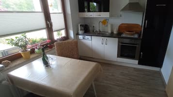 Geladeira, micro-ondas, cooktop, lava-louças