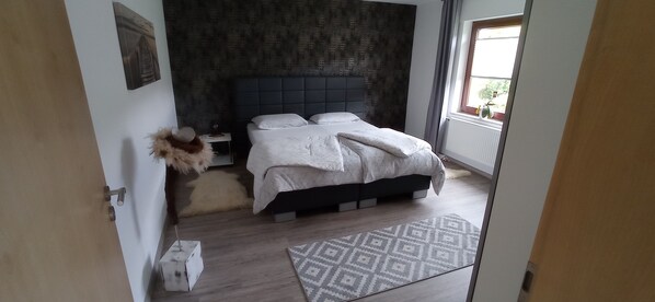 1 habitación, tabla de planchar con plancha, wifi gratis y ropa de cama 