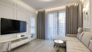 Deluxe Apartment | 1 bedroom, individually decorated, individually furnished, desk