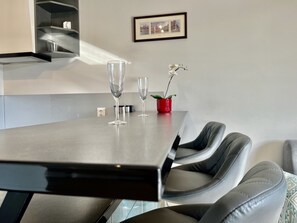 Departamento Confort | 1 habitación, decoración personalizada, muebles diferentes y escritorio 