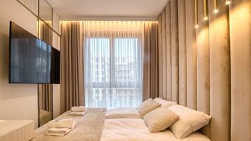 1 bedroom, individually decorated, individually furnished, desk