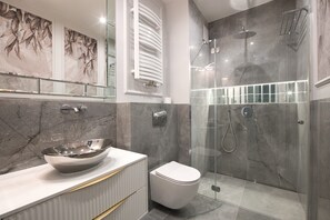 Deluxe-Apartment | Badezimmer | Dusche, Regendusche, kostenlose Toilettenartikel, Haartrockner