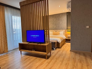 Chambre Deluxe, 1 grand lit, non-fumeur, vue sur la ville | Draps en coton égyptien, literie de qualité, coffre-fort, décor unique