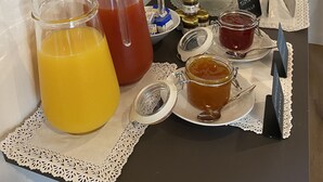 A breakfast buffet with various food items and beverages. - CasaOssan (San Pietro in Cariano)