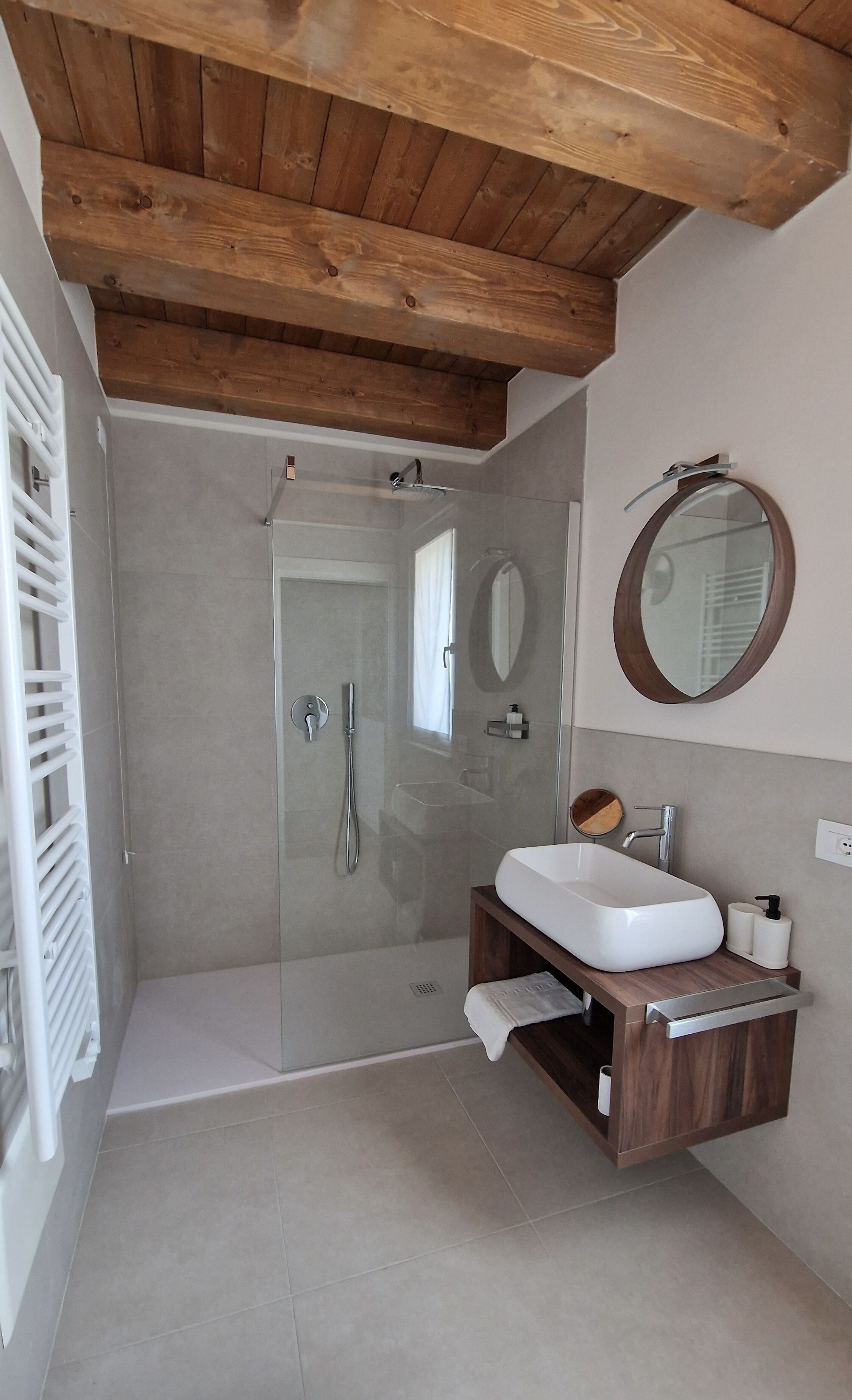 Deluxe Double or Twin Room | Bathroom