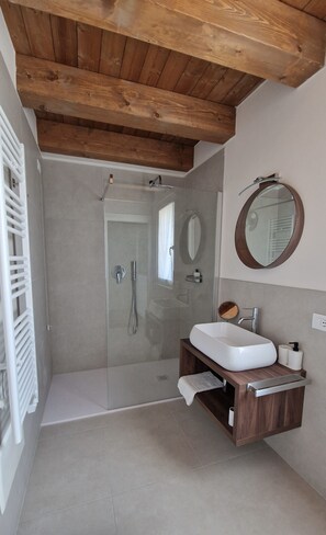 Deluxe Double or Twin Room | Bathroom | Shower, rainfall showerhead, free toiletries, hair dryer - CasaOssan (San Pietro in Cariano)