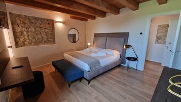 Camera Deluxe con letto matrimoniale o 2 letti singoli | Una scrivania, postazione laptop, tende oscuranti, ferro/asse da stiro