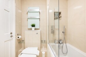 Apartment | Badezimmer | Kostenlose Toilettenartikel, Haartrockner, Handtücher, Seife
