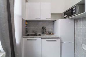 Studio Basic | Dapur pribadi | Lemari es, microwave, oven, dan kompor