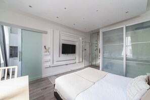 Hypo-allergenic bedding, individually furnished, iron/ironing board - The Paddington Collection (London)