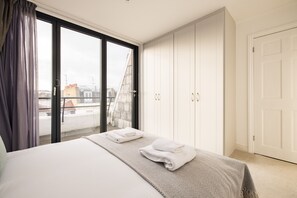 Hypo-allergenic bedding, individually furnished, iron/ironing board - The Paddington Collection (London)