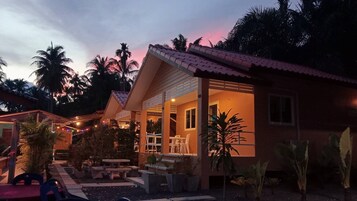 Family 8 | Con stile personalizzato, una scrivania, postazione laptop