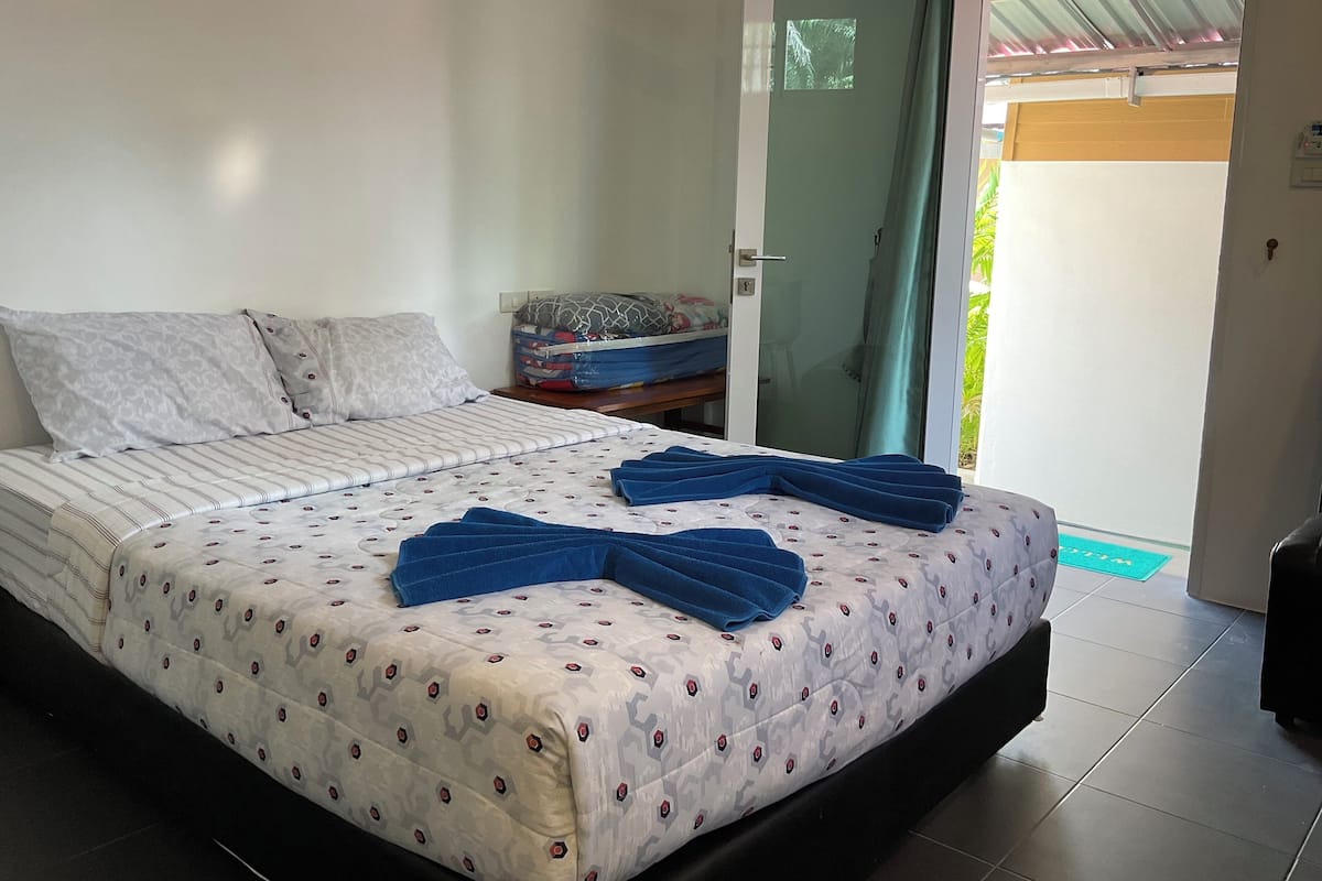Conner View | Decoración personalizada, escritorio y espacio para trabajar con laptop