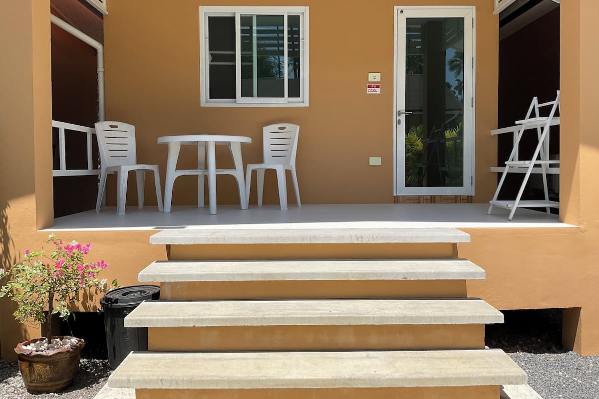 Pool View | Decoración personalizada, escritorio y espacio para trabajar con laptop