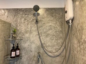 Shower, rainfall showerhead, free toiletries, hair dryer - Baan Sabai Guesthouse (Khanom)