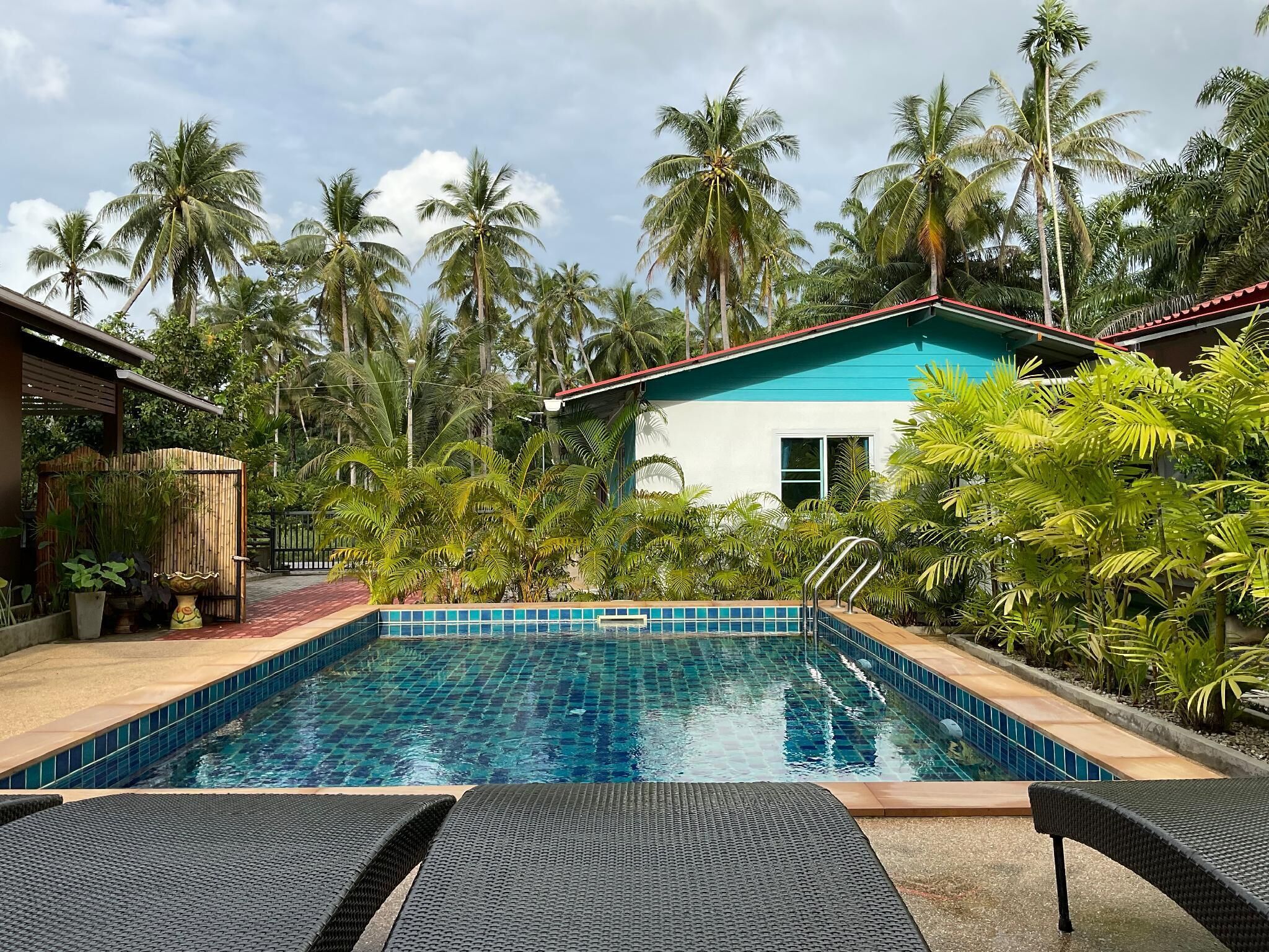 Una piscina al aire libre