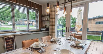 Aspen Lodge | sleeps 6 - Hot Tub, Dog Friendly - 5* Visit England