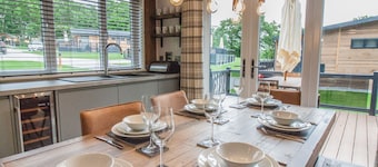 Aspen Lodge | sleeps 6 - Hot Tub, Dog Friendly - 5* Visit England