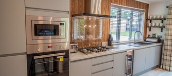 Aspen Lodge | sleeps 6 - Hot Tub, Dog Friendly - 5* Visit England