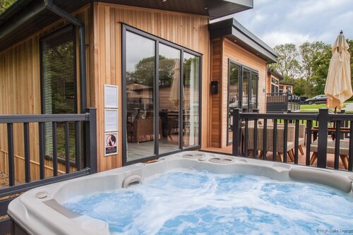Aspen Lodge | sleeps 6 - Hot Tub, Dog Friendly - 5* Visit England