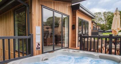 Aspen Lodge | sleeps 6 - Hot Tub, Dog Friendly - 5* Visit England
