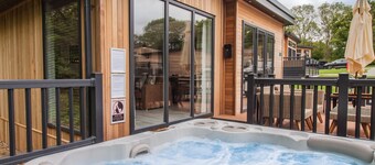 Aspen Lodge | sleeps 6 - Hot Tub, Dog Friendly - 5* Visit England