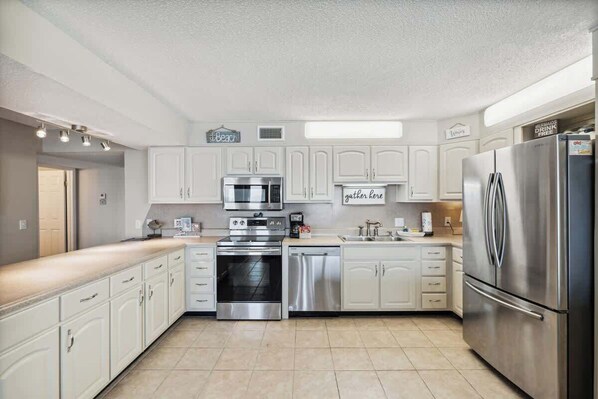 Frigorífico, microondas, horno y placa de cocina