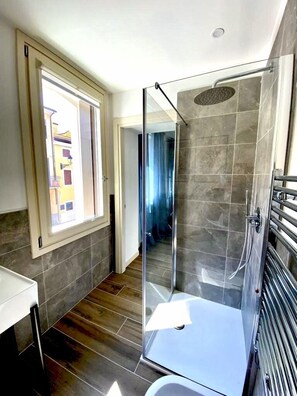 Haartrockner, Bidet, Handtücher, Seife