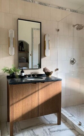 Dusche, Haartrockner, Handtücher, Seife
