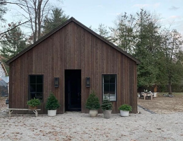 Exterior - The Fernhaus - Luxury Cabin Across from East Bay (Elk Rapids)