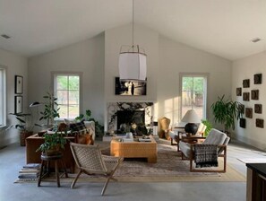 Living area - The Fernhaus - Luxury Cabin Across from East Bay (Elk Rapids)