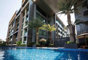 Una piscina al aire libre