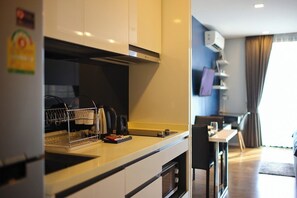 Réfrigérateur, micro-ondes, plaque de cuisson, bouilloire électrique