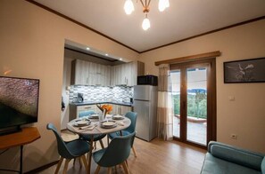 Een koelkast, een microgolfoven, een kookplaat