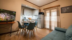 A compact living space with a dining area, kitchenette, and a sofa. - Χαλαρώστε σε ένα ιδιωτικό μέρος 1χλμ απ'τη θάλασσα (Gargalianoi)